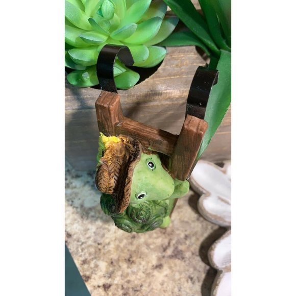 Flower Pot Hugger Turtle Hanger Turtle Resin Hugger Turtle Flower Decor HL13 - Picture 3 of 4